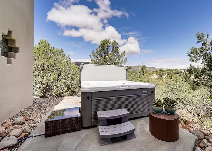 Hot Tub & Views: Sedona Escape By Trails & Dining! Holiday home *