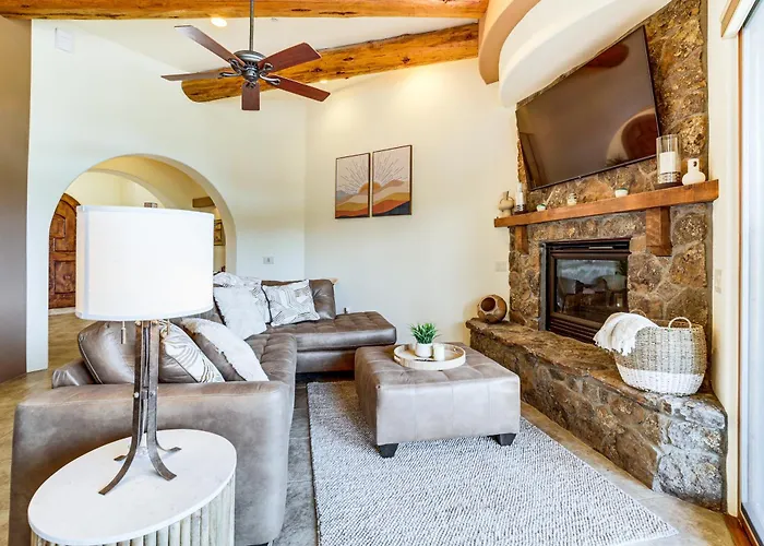 Hot Tub & Views: Sedona Escape By Trails & Dining! Holiday home