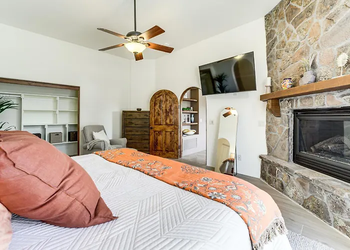 Hot Tub & Views: Sedona Escape By Trails & Dining! Oak Creek