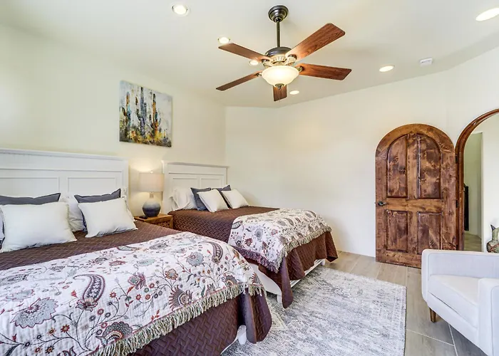 Hot Tub & Views: Sedona Escape By Trails & Dining! Holiday home